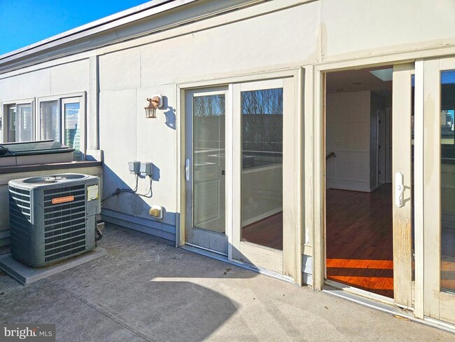 Building Photo - 12 S Regester St