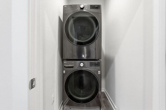Building Photo - Experience upscale living in one of Ashburn’s most desirable communities.