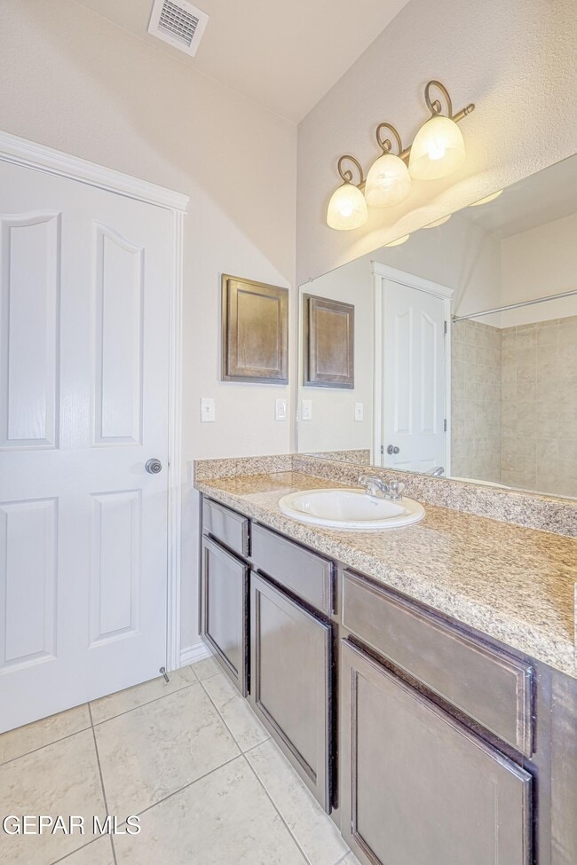 Building Photo - 5601 Valley Maple Dr