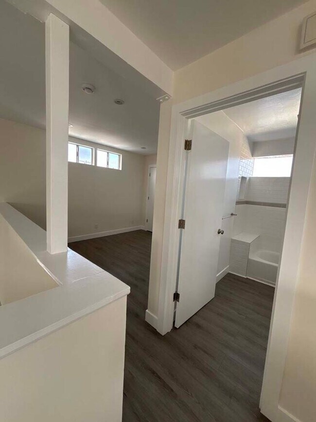 Building Photo - 915 Broadway St