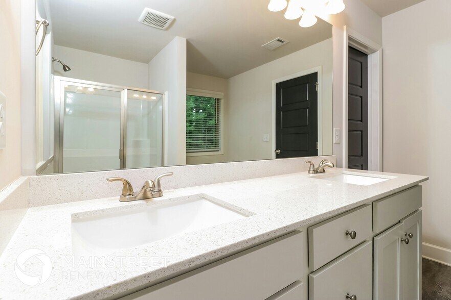 Building Photo - 657 Overlook Gln Dr