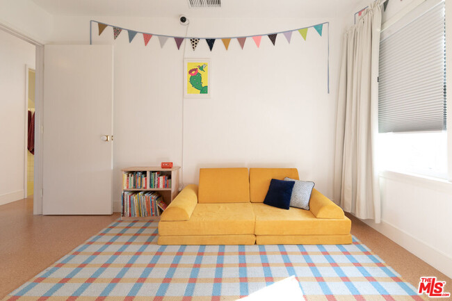 Building Photo - 5676 Hub St