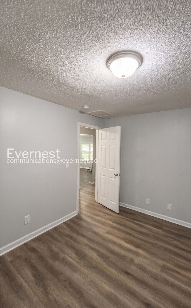 Building Photo - 3-Bed/2-Bath Home/Pet Friendly/Available Soon!