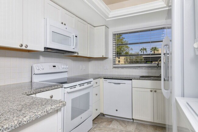 Building Photo - 1020 Palm View Dr