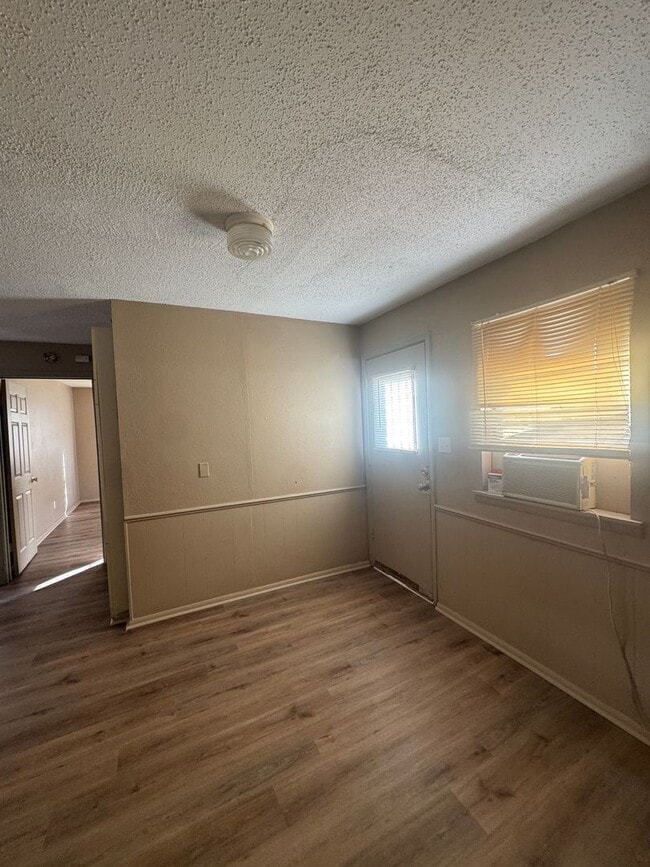 Building Photo - Located near 6th street!!! 1/1 with washer dryer hookups