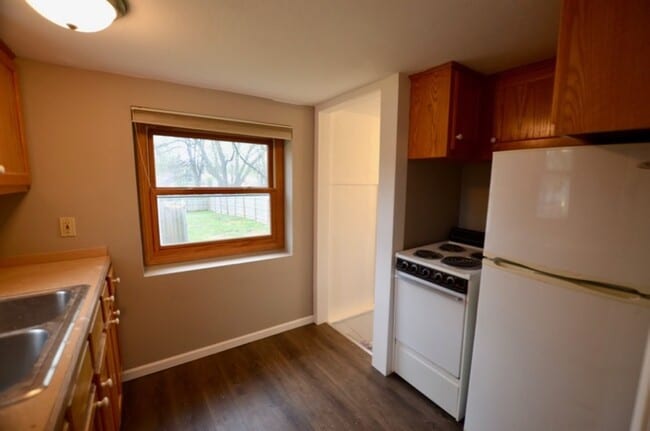 Building Photo - Cozy Home near Merle Hay!