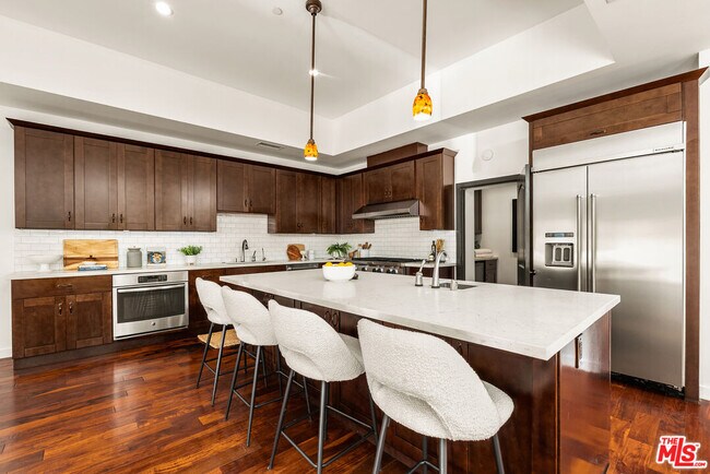 Building Photo - 8836 Wonderland Ave