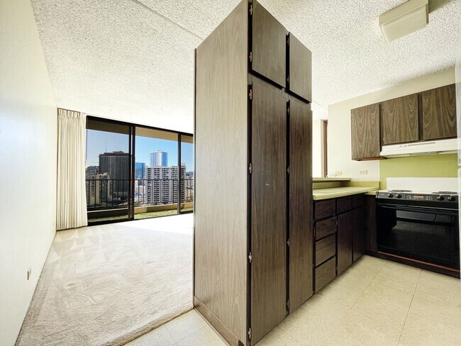 Building Photo - Downtown Waikiki 1/1 with Central A/C.  Re...