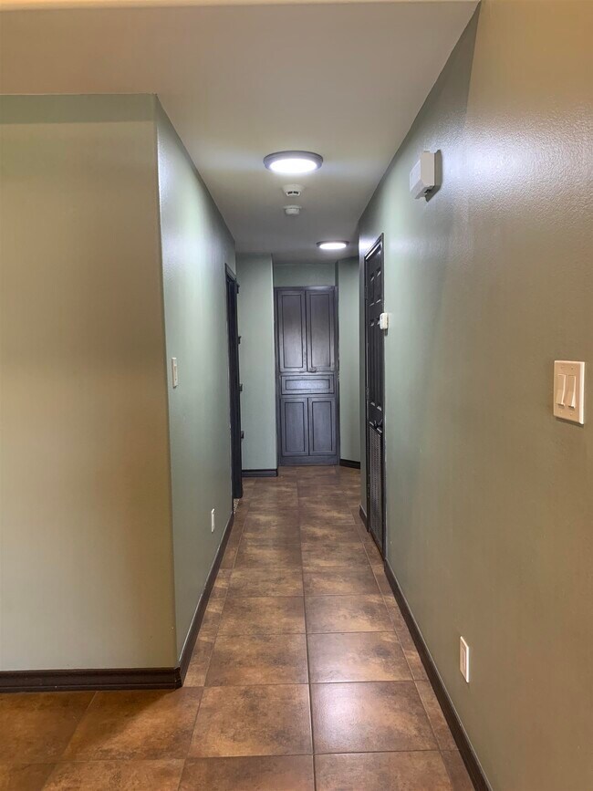 Building Photo - 3129 Rosco Dr