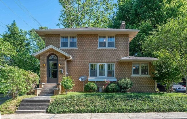 Building Photo - Fully Furnished 4/5Br 2.5Bath South Campus...