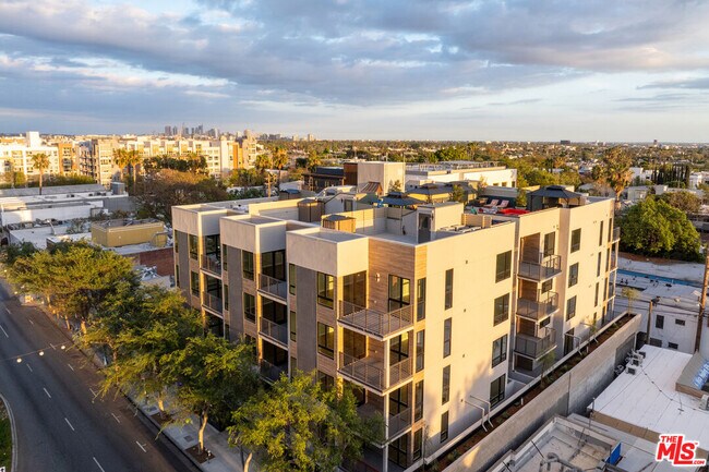 Building Photo - 7428 Santa Monica Blvd