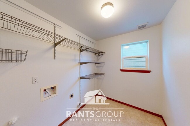 Building Photo - Spacious Pet-Free 4+ Bedroom Home in Lacey!