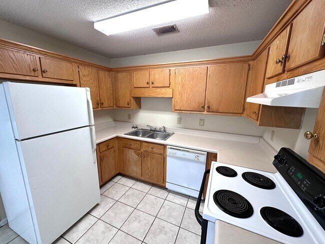 Building Photo - 346 Leafmore Rd SW