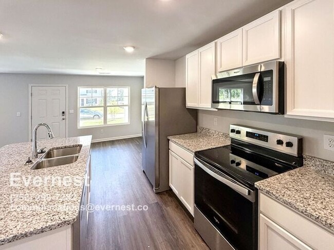 Building Photo - 3-Bedroom, 2.5-Bathroom Home in a Convenie...