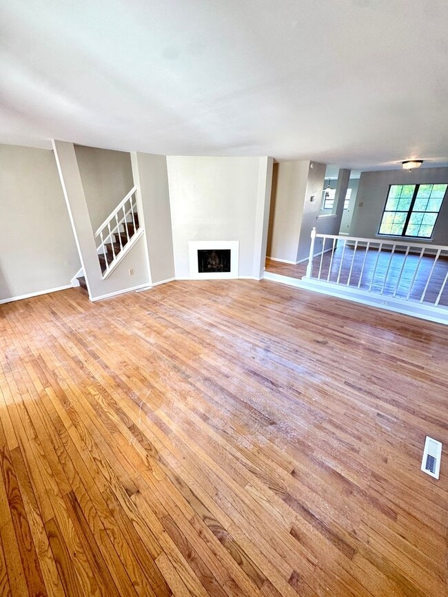 Building Photo - THREE BEDROOM TOWNHOME-PARKLAND SCHOOLS!