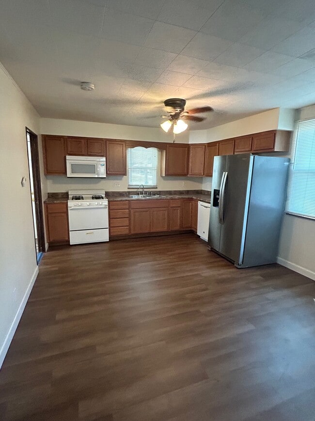 Building Photo - 905 W South St