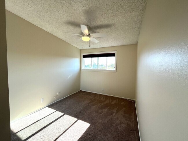Building Photo - Lovely Home with 3 bedrooms, 2 bath plus o...