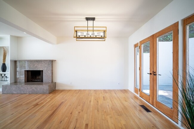 Building Photo - Beautiful 4-bedroom, 4 bath unit in the desirable Los Feliz