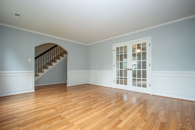 Building Photo - 130 Camelot Crescent