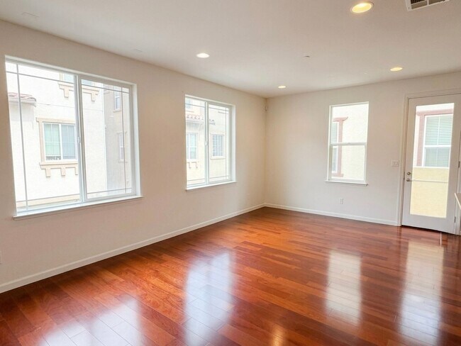 Building Photo - $4,400 / Beautiful 3BR + Bonus Room / 2.5BA Single-Family Home in Warm Springs, Fremont