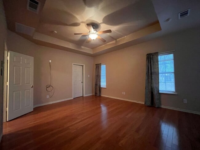 Building Photo - Gated Entry 5 bedroom, 3.5 Bath Home on 16...
