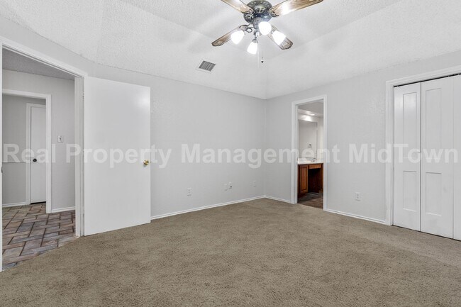 Building Photo - Charming Home in Established Community