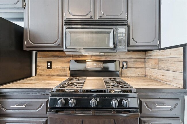 Building Photo - 1420 NE 8th St