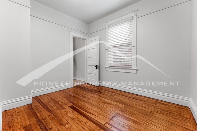 Building Photo - 3256 Meade St