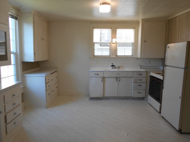 Building Photo - 3 Bedroom, 1 Bathroom Home in Sunnyland! Lawncare included with ample parking