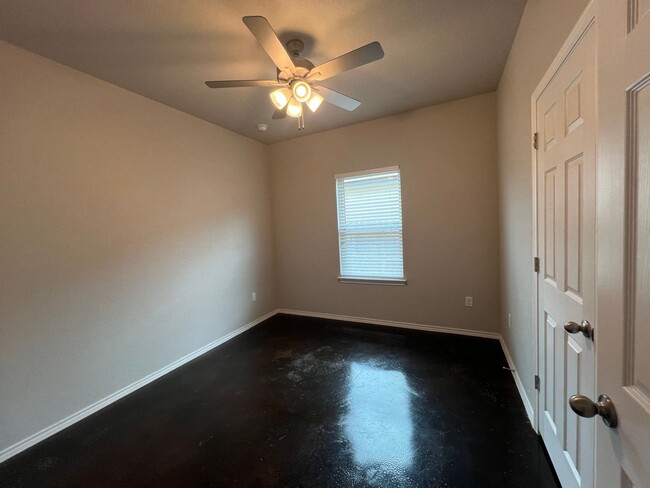 Building Photo - Luxury 3/2Duplex in Seguin, TX