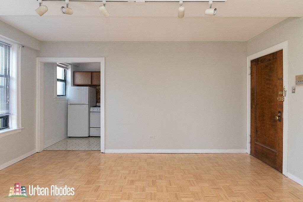 Building Photo - 727 W Belmont Ave