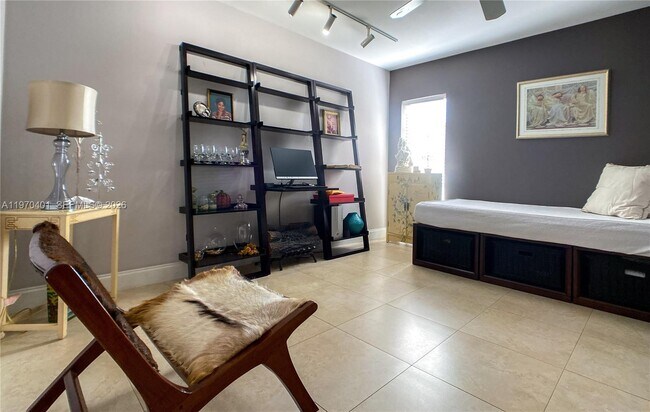 Building Photo - 956 Mockingbird Ln