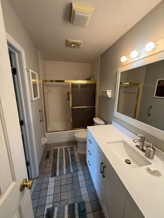 Building Photo - Farmington Woods Professional Townhouse Condo