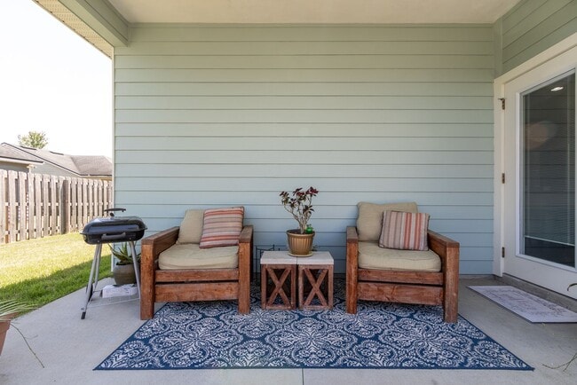 Building Photo - Spacious 3BR/2BA Home with Open Layout, Is...
