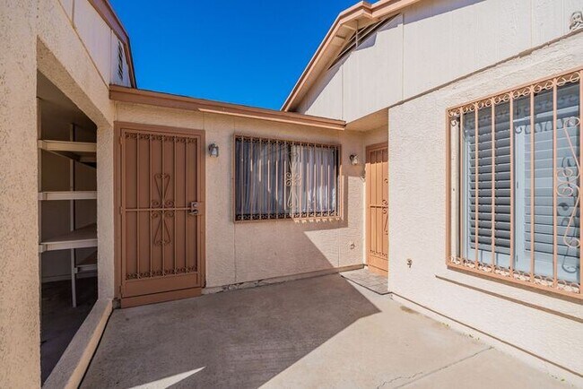 Building Photo - 2434 N Palo Hacha Dr