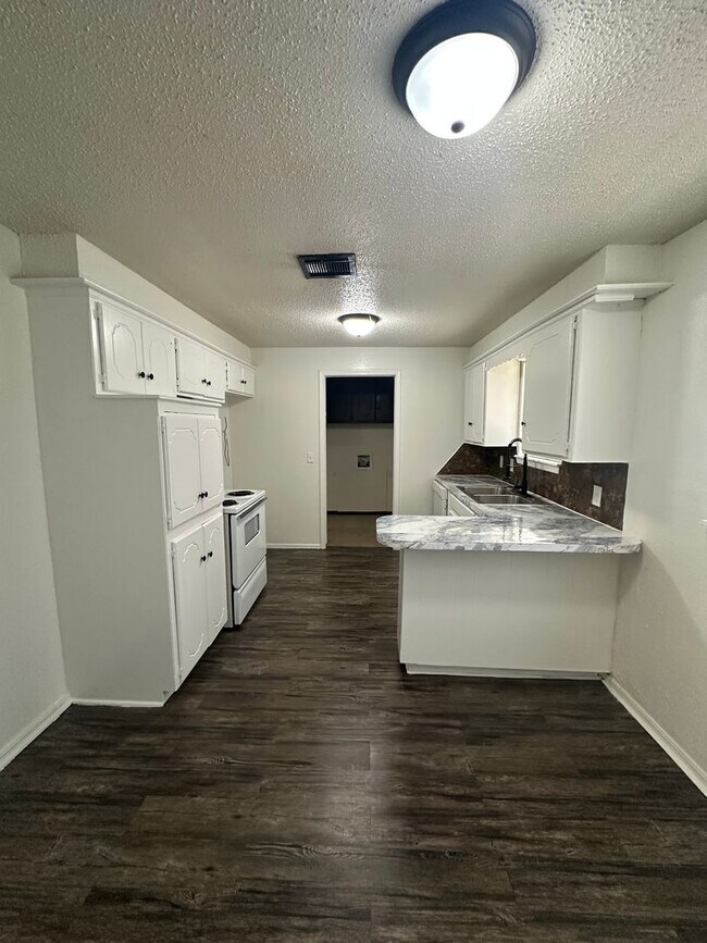 Building Photo - Spacious 4 bed, 1.5 bath