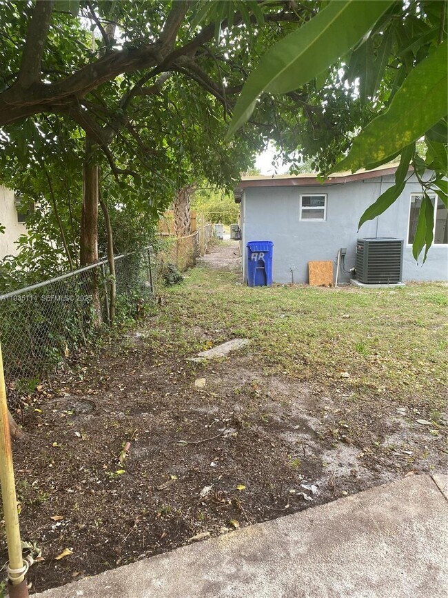 Building Photo - 2122 NW 5th St