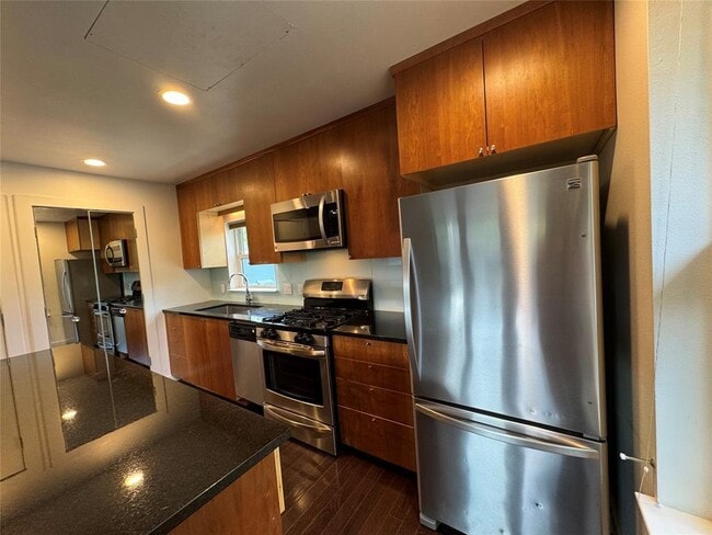 Building Photo - 1208 E 2nd St