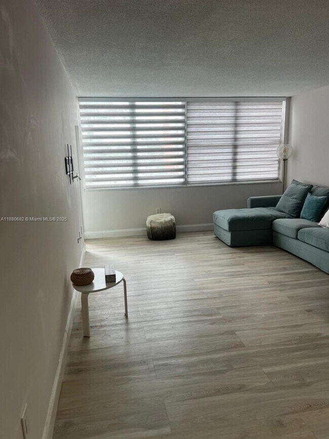 Building Photo - 1351 NE Miami Gardens Dr