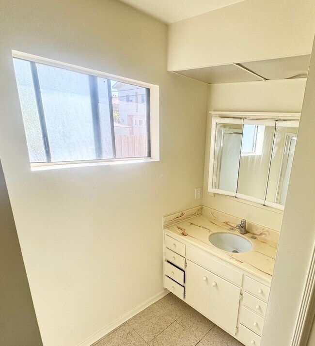 Building Photo - Spacious 2 bedroom, 2 bathroom