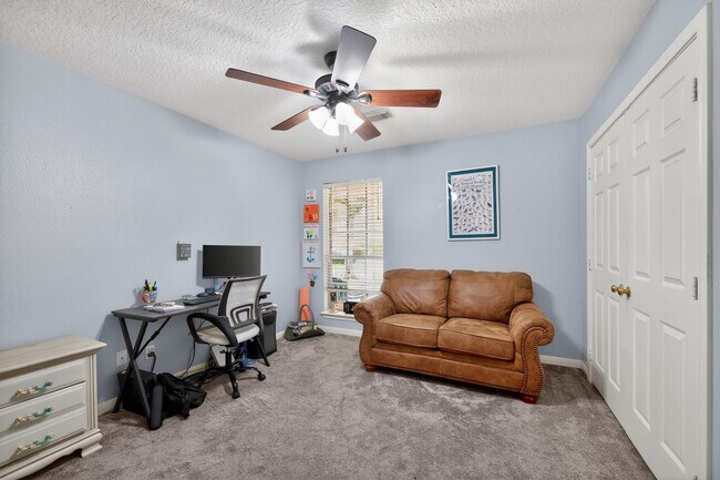 Building Photo - 1017 Pin Oak Dr