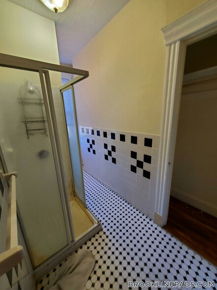 Building Photo - 352 Riverway