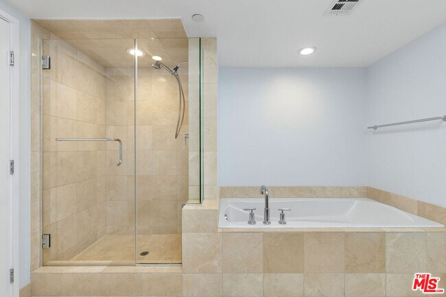 Building Photo - 13650 Marina Pointe Dr