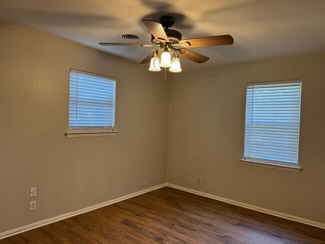 Building Photo - 409 E Lilly Ln