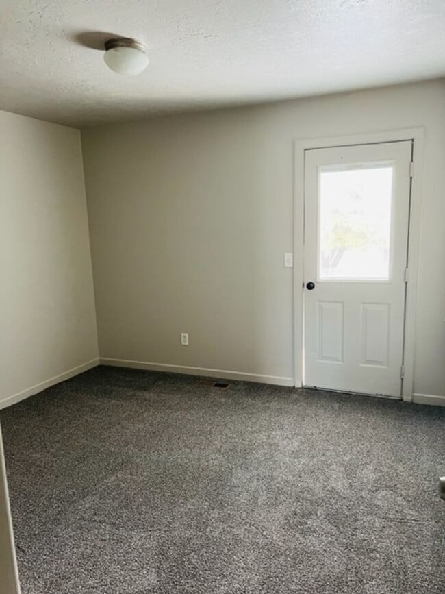 Building Photo - Beautiful town house with central air.