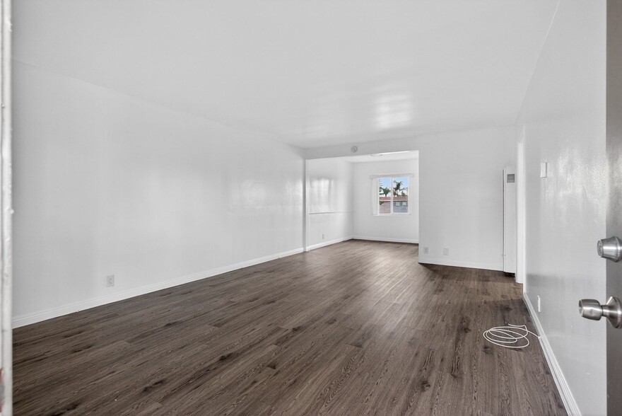 Building Photo - 216 E Burnett St