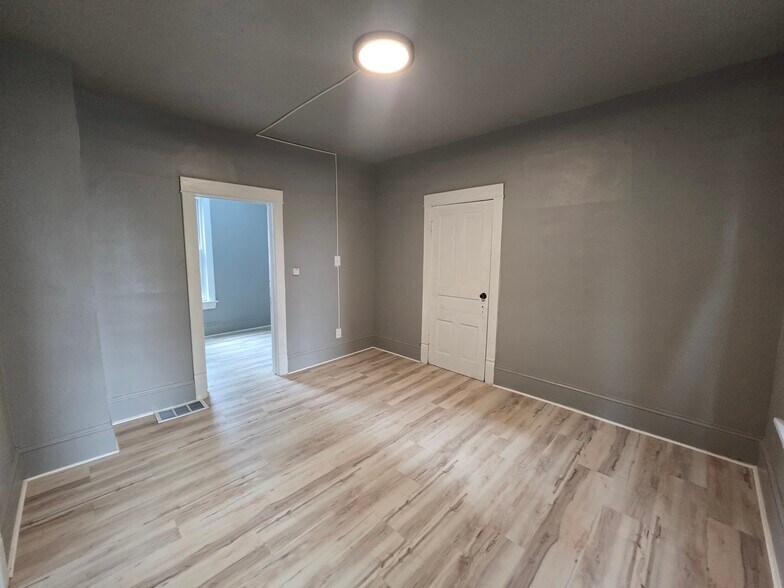 Building Photo - 1608 W Lincoln Ave