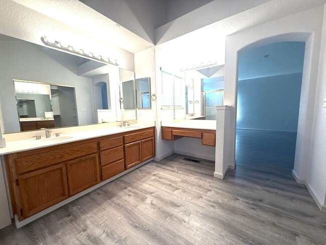 Building Photo - Beautiful 2 Story 4 Bedroom 2.5 Bath Home ...