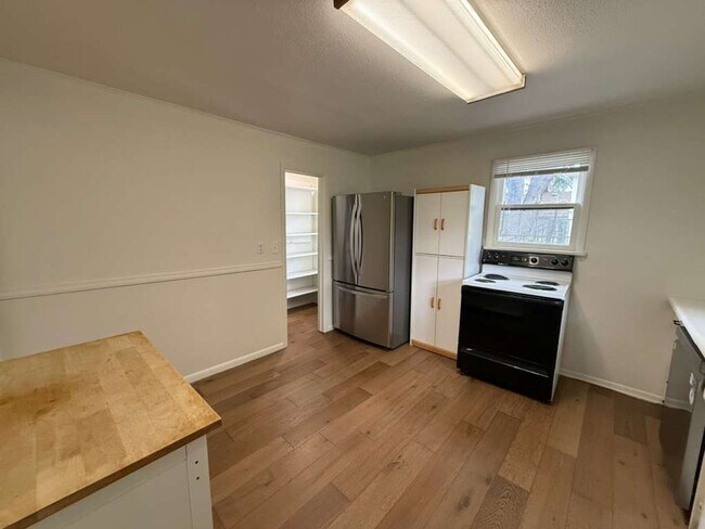 Building Photo - 3 Bedroom 1 Bathroom Greenwood Home!