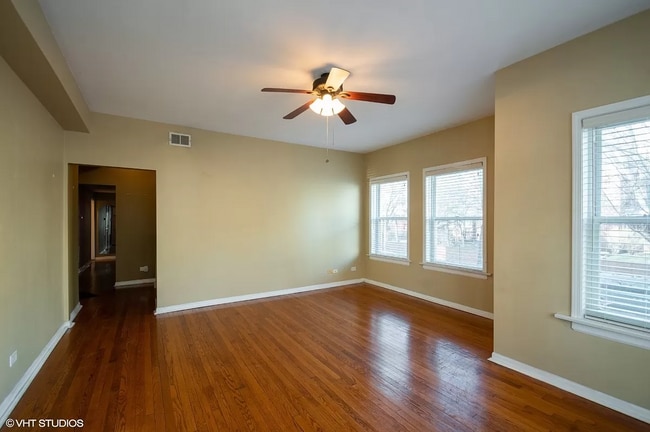 Living Room - 6042 N Kenmore Ave